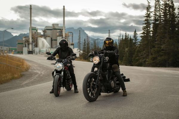 Motorradtransport mit mehreren Bikes: Gruppenfahrt richtig planen