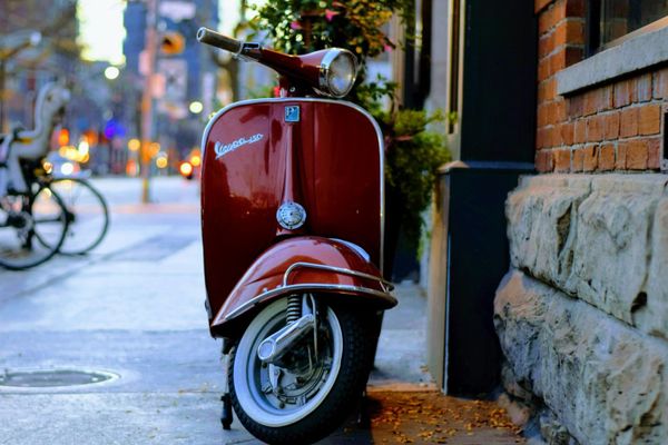 Vespa transportieren: Sicher auf den Anhänger in 5 Schritten