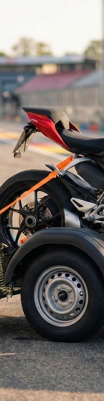 Motorradanhänger mieten für den Rennstrecken-Einsatz: Was ist wichtig?