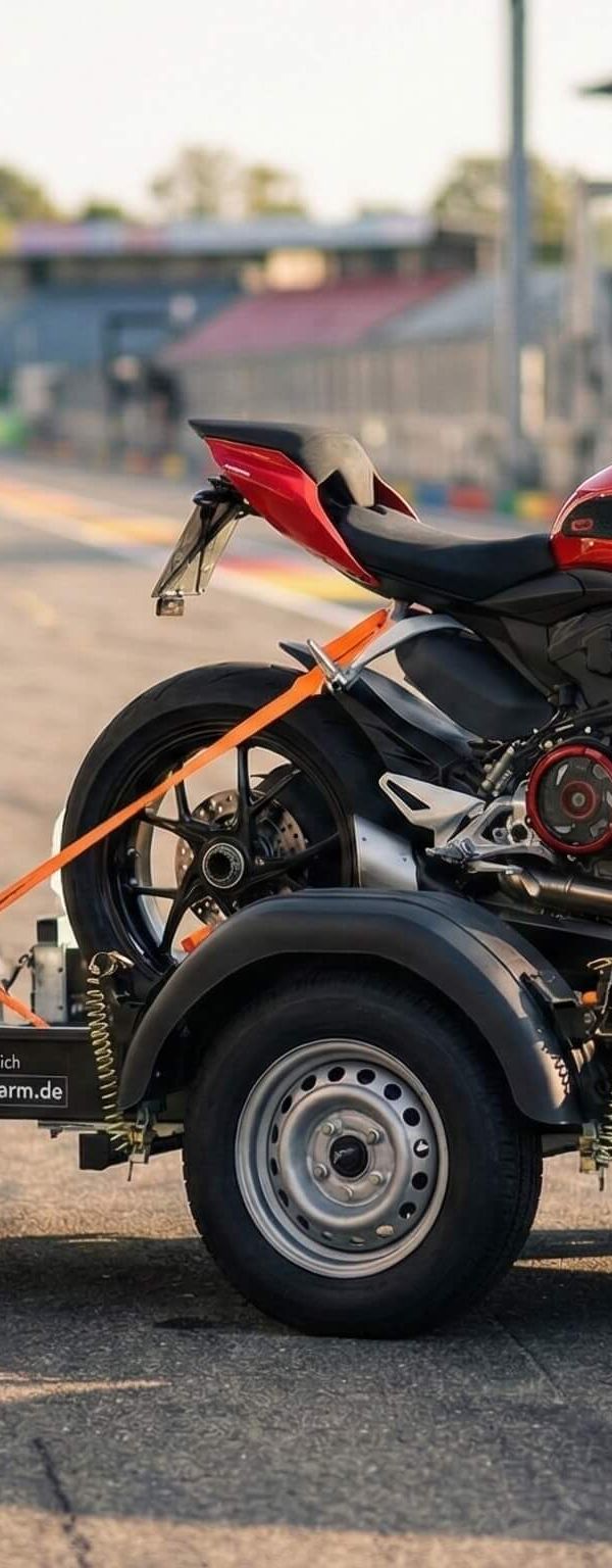 Motorradanhänger mieten für den Rennstrecken-Einsatz: Was ist wichtig?